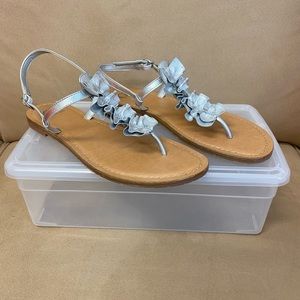 𝅺gianni Bini Sliver Ruffle Flat Sandal Sz 9